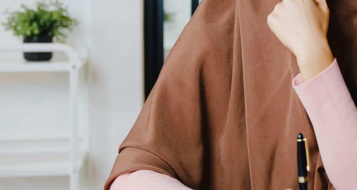 France : quand le voile coûte leur emploi aux salariées Femme portant un voile dans un environnement professionnel.