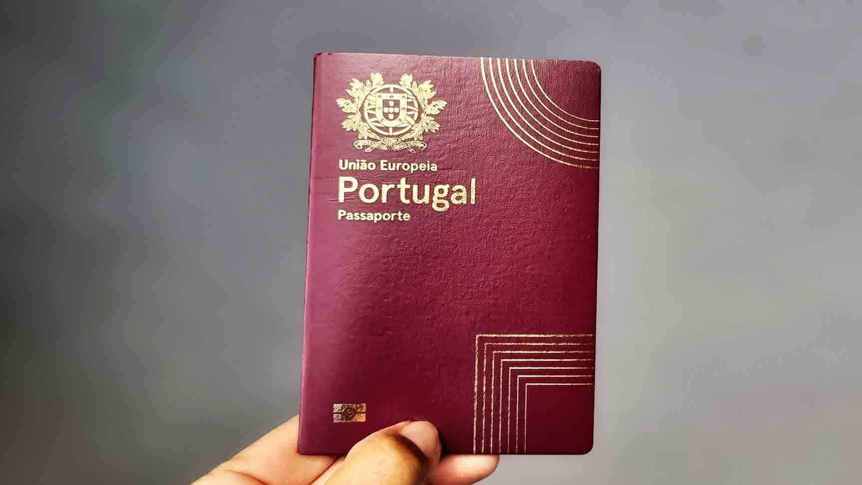 Accès restreint : le Portugal modifie le visa longue durée Passeport Portugal rouge avec logo officiel et design moderne.