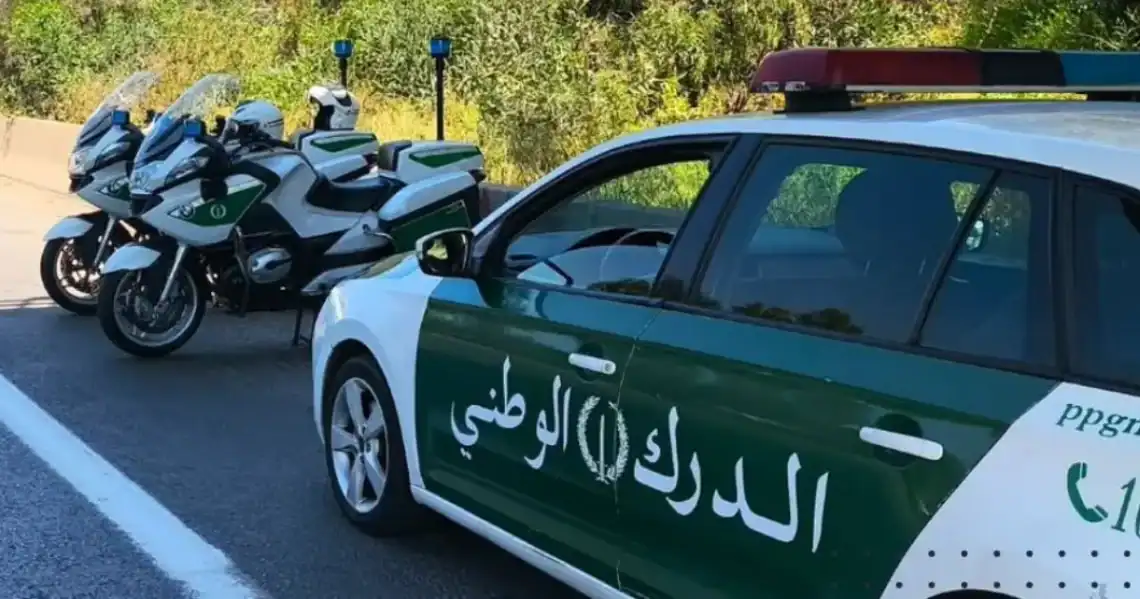 Voiture de la gendarmerie et motos de patrouille en alerte.