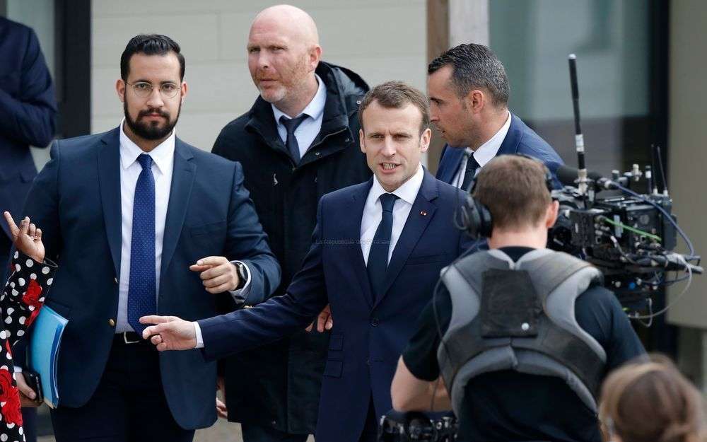 Alexandre Benalla entouré de plusieurs personnes lors d'une sortie officielle.