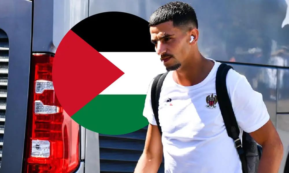 Youcef Atal avec drapeau palestinien en arrière-plan.