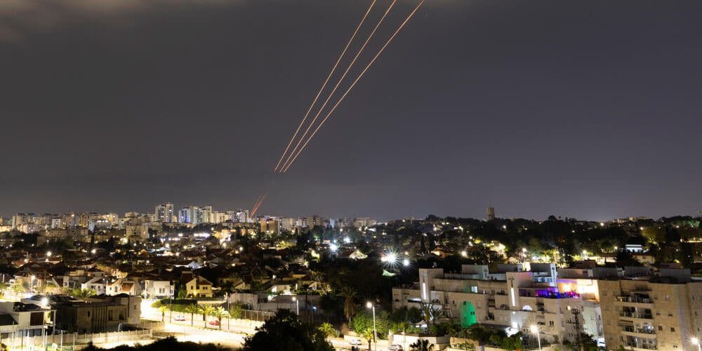 L’Iran lance une attaque de drones et de missiles contre Israël Missiles lancés depuis l'Iran vers Israël dans un ciel nocturne.