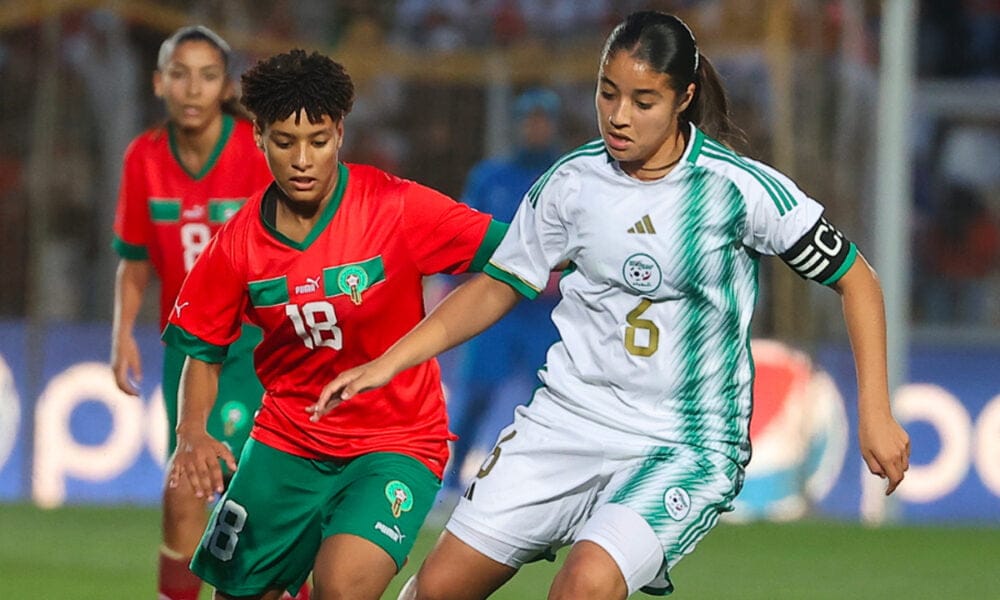Joueuses algériennes et marocaines en duel lors d'un match de football féminin.
