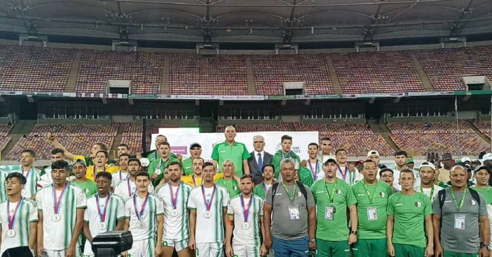 L'équipe algérienne de football militaire avec médaille d'or.