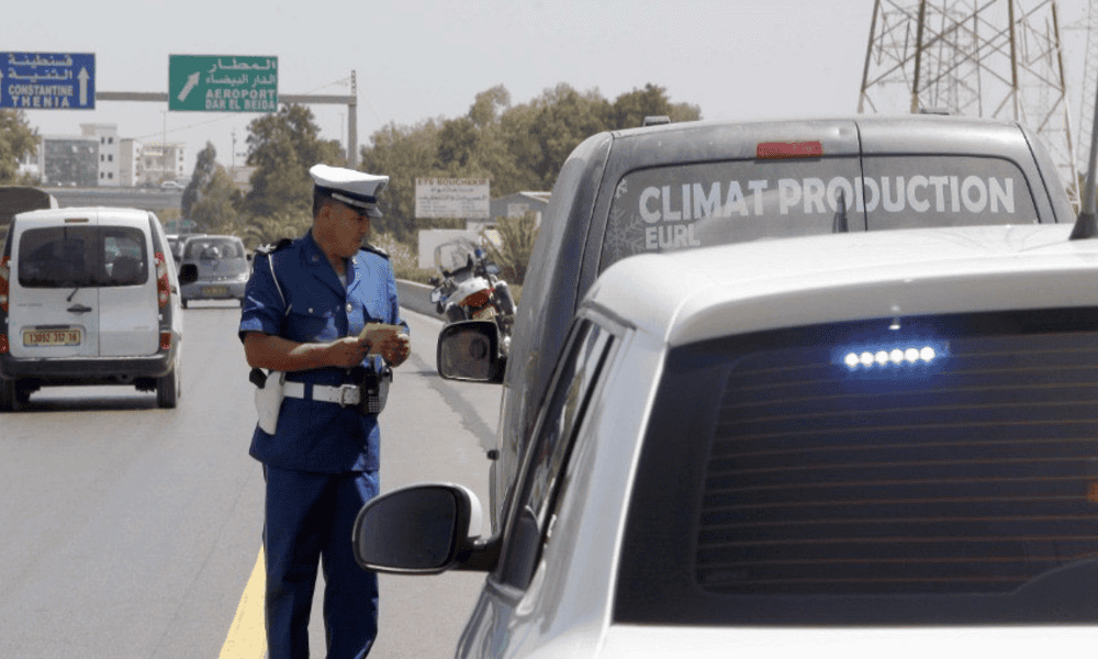 Contrôleur de police vérifiant un véhicule sur l'autoroute en Tunisie.