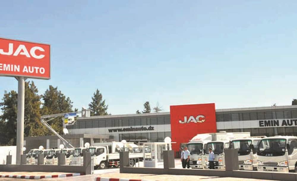 Concession JAC avec véhicules neufs et logo visible.