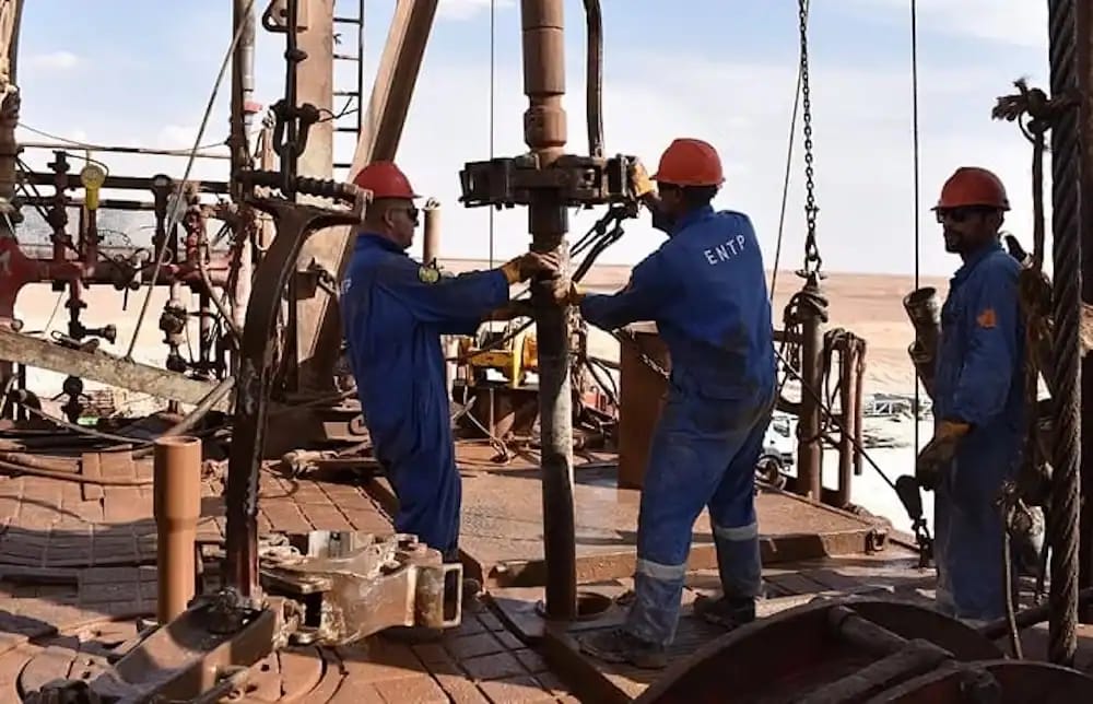 Travailleurs en action sur une plateforme pétrolière en Algérie.
