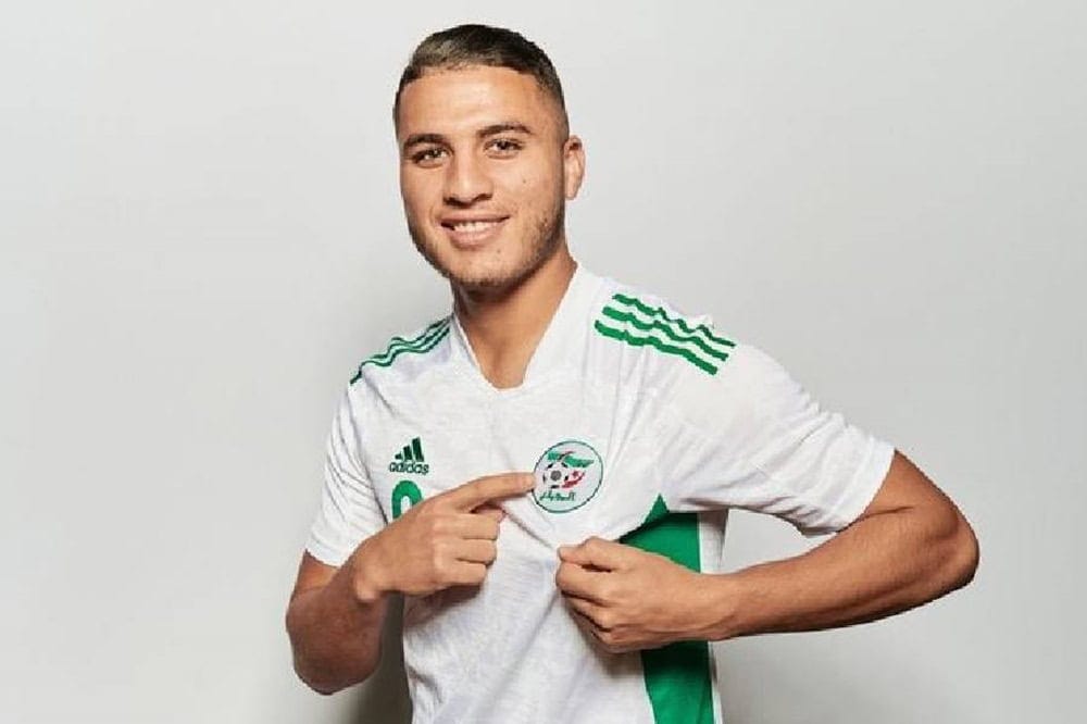 Algérie-Suisse en 16es : le pactole en jeu pour les Verts Jeune footballeur algérien en maillot blanc avec logo national.