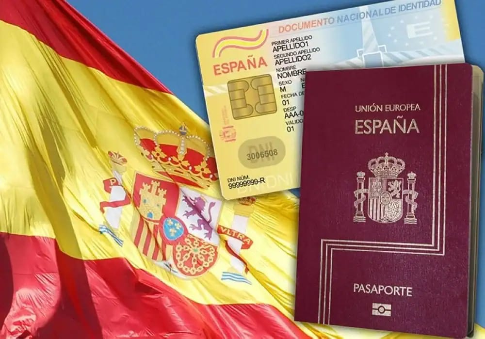Passeport, carte d'identité et drapeau espagnol en arrière-plan.