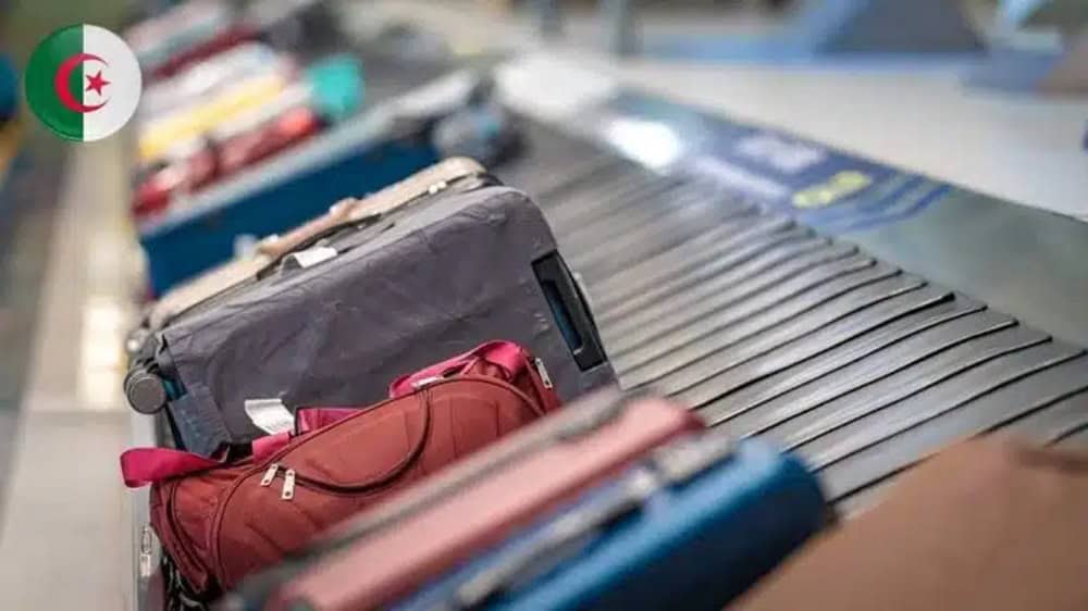 Bagages en transit à l'aéroport d'Alger avec système automatisé.