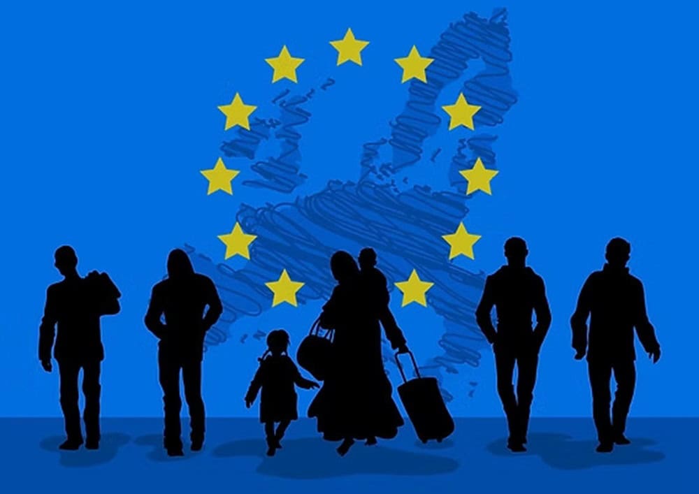 Sans-papiers : voici pourquoi l’Europe vise le Rwanda Famille avec bagages devant carte de l'Europe et drapeau de l'UE.