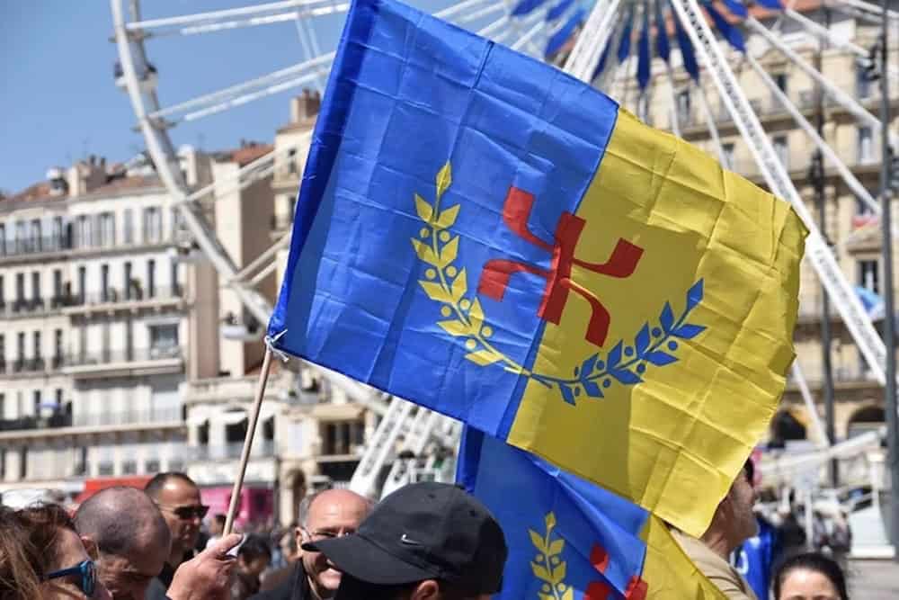 Drapeau de la Catalogne avec symbole fasciste lors d'une manifestation.