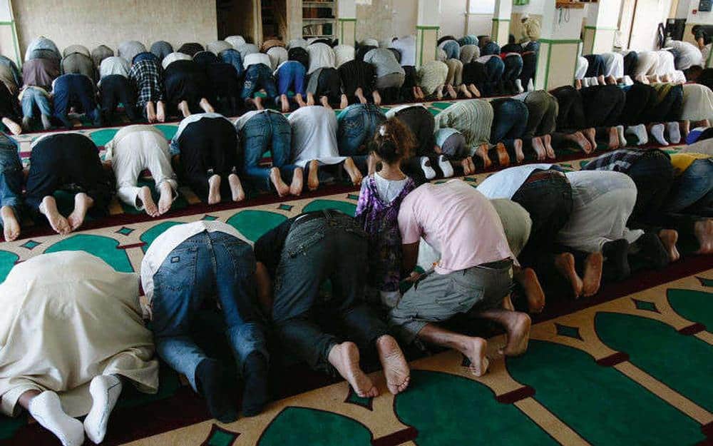 Musulmans en prière collective dans une mosquée pendant le Ramadan.
