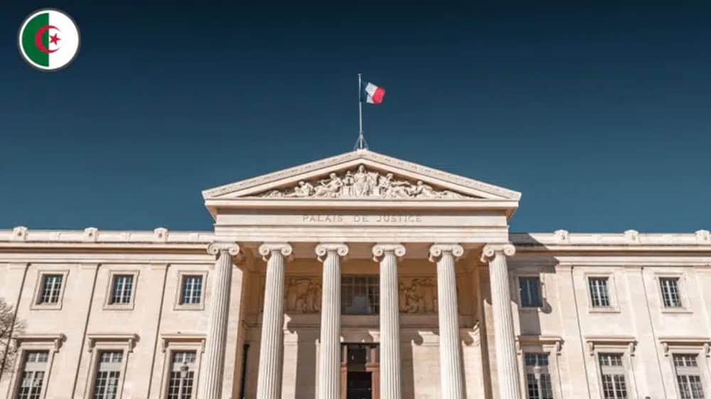 Bâtiment officiel avec drapeau français et algérien.