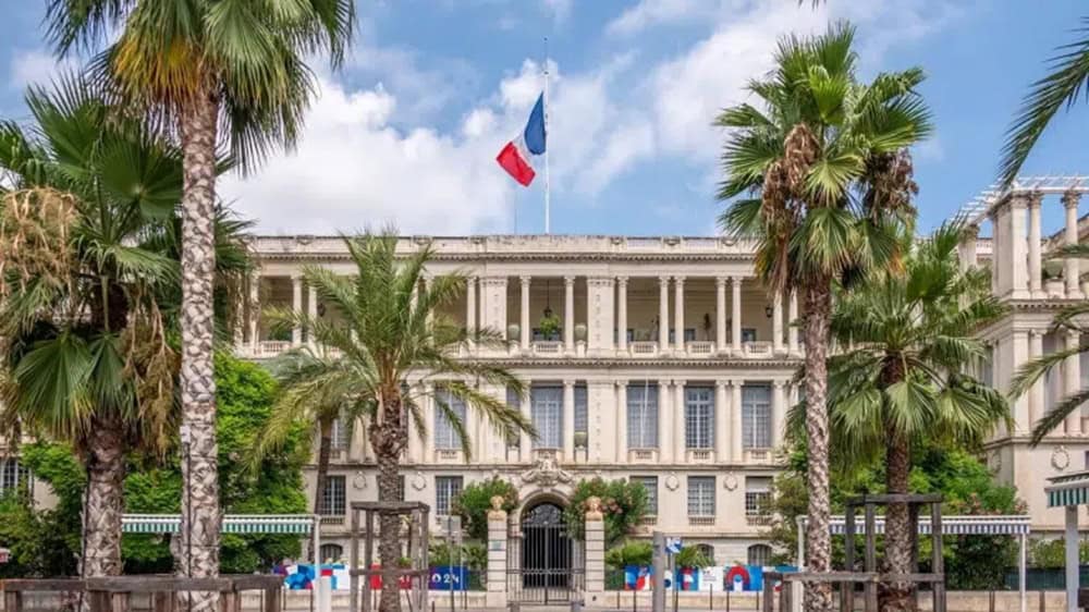 Palais de la République à Nice avec drapeaux français et algérien.