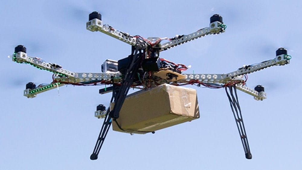 Drone avec caméra et boîte de livraison en vol au Maghreb.