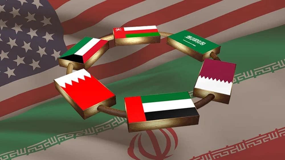 Les monarchies du Golfe face à leur dilemme avec l’Iran Cercle de drapeaux du Golfe face à l'Iran sur fond de drapeau américain et iranien.