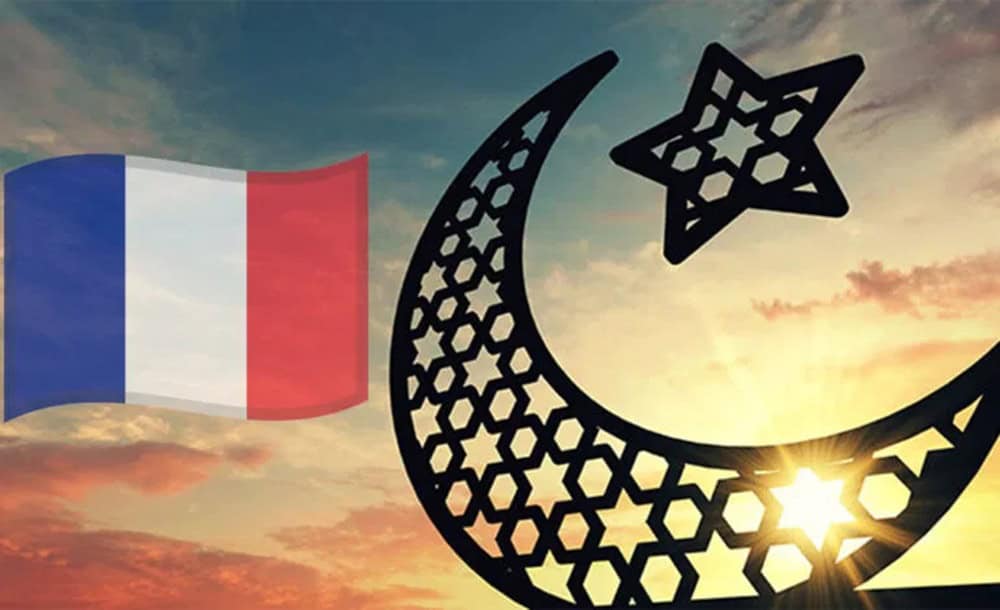 Drapeau français et symbole islamique au coucher du soleil.
