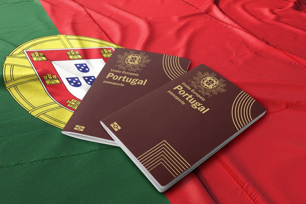 Passeports portugais sur drapeau national du Portugal.