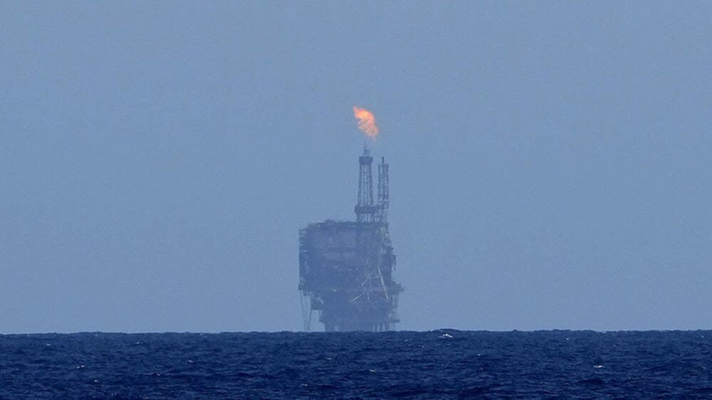 Plateforme pétrolière en mer avec flamme de gaz en Libye.