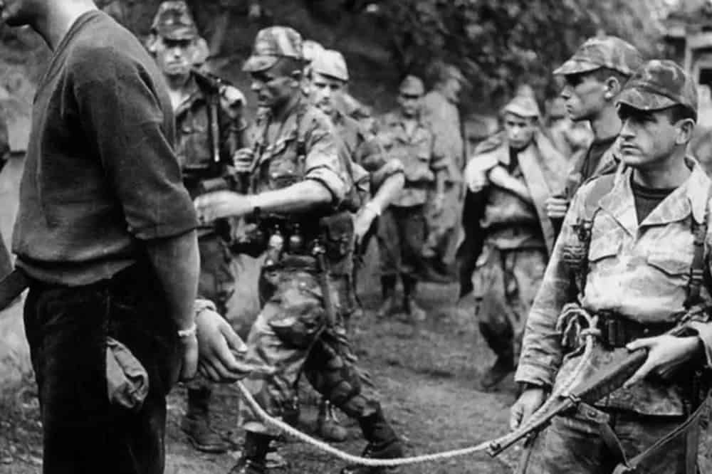 Les crimes coloniaux en Algérie : un appel poignant à Rome Soldats français lors d'une opération en Algérie.