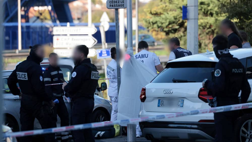 Policiers et enquêteurs sur les lieux d'un incident à Marseille.