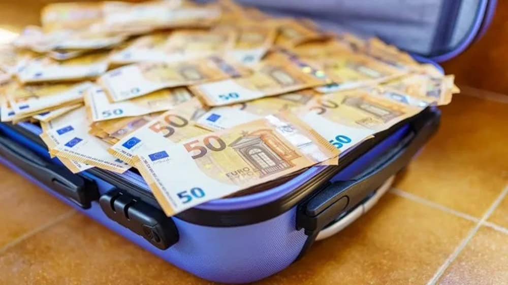 Fonds de devises en euros dans une valise ouverte.