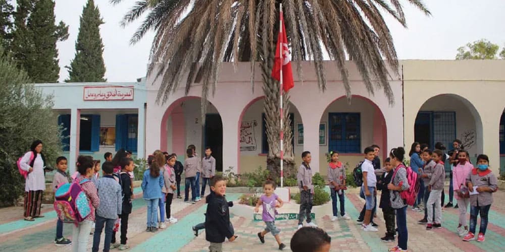 Enfants à l'école tunisienne lors d'une crise éducative.