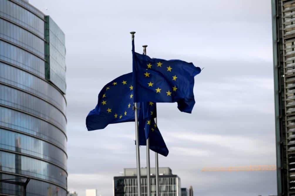 Drapeaux de l'Union européenne flottant dans le ciel.