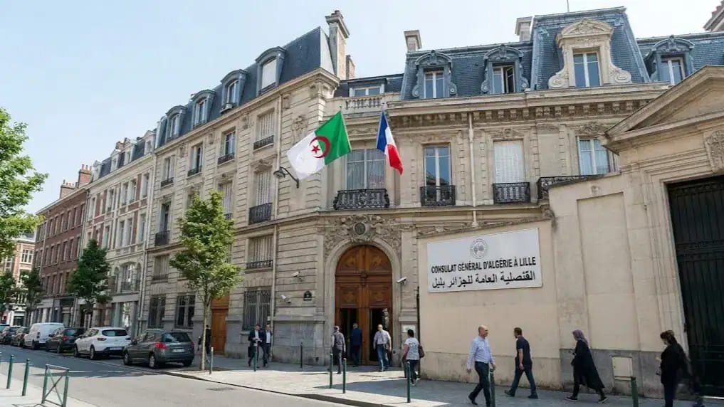 Façade du consulat d'Algérie avec drapeaux algérien et français.