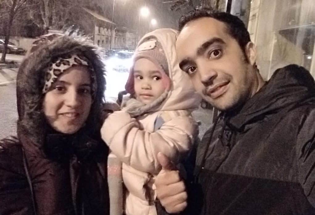 Famille avec un enfant lors d'une sortie nocturne en France.