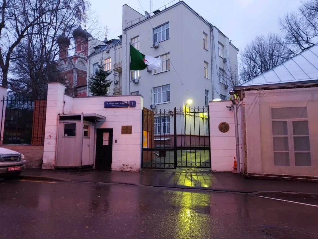 Russie : le bâtiment de l’ambassade d’Algérie à Moscou ravagé par un incendie Bâtiment de l'ambassade d'Algérie à Moscou avec drapeau algérien.