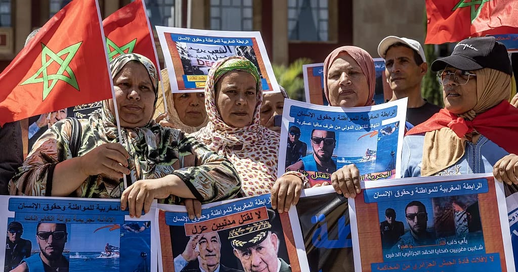 Manifestants marocains avec drapeaux et affiches à Rabat.