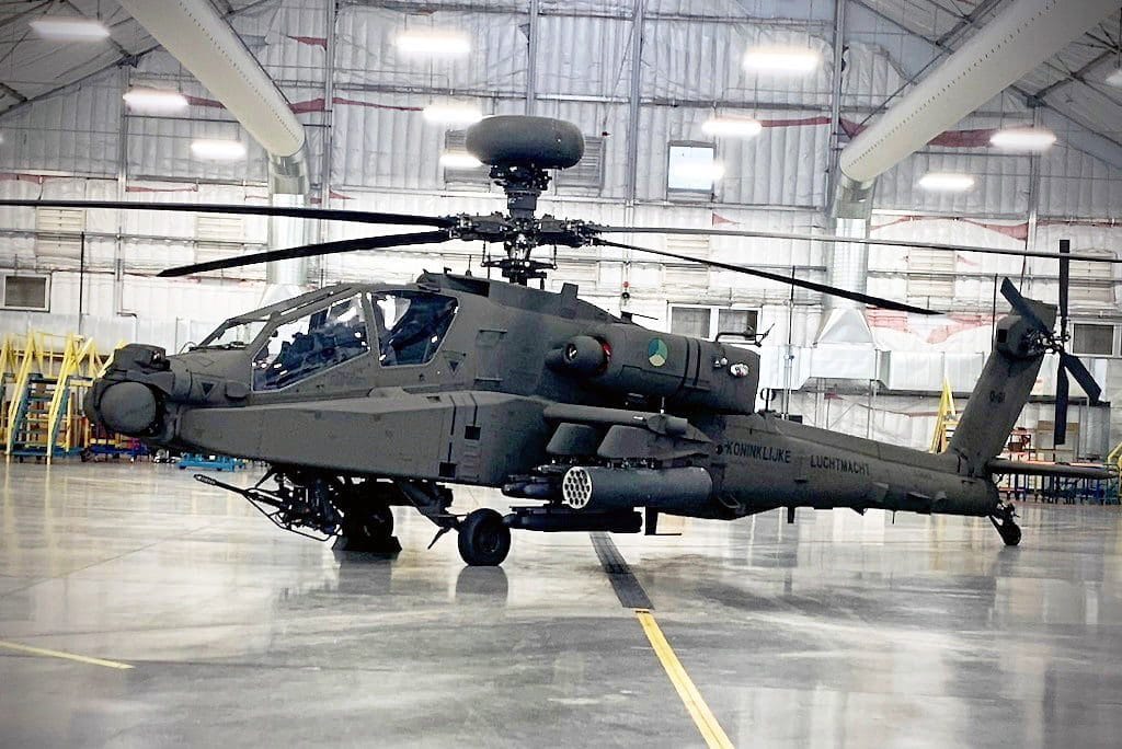 Boeing Mesa entame la production des hélicoptères Apache pour les Forces Royales Air Marocaines Hélicoptère Apache dans une usine, prêt pour la livraison.