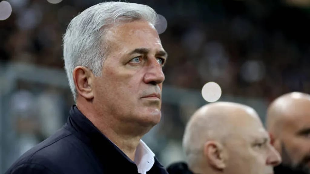 Vladimir Petkovic, entraîneur de football, en action sur le terrain.