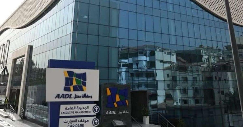 Bâtiment de l'AADL avec façade en verre à Alger.