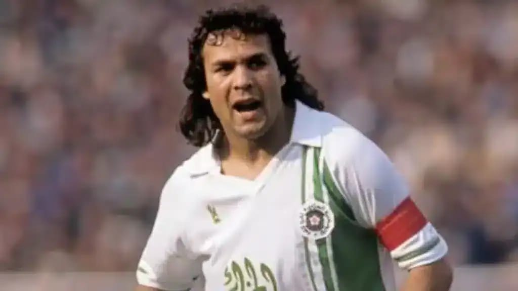 L’hommage inédit du Maroc à la légende Rabah Madjer Rabah Madjer, légende du football algérien, en pleine action sur le terrain.