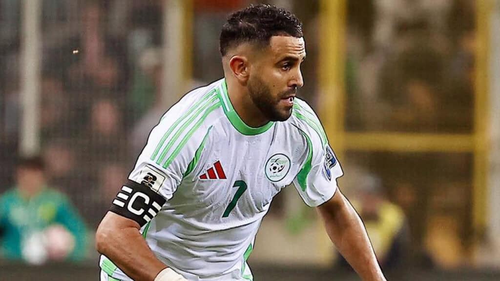 Riyad Mahrez en action lors d'un match de football avec l'équipe nationale algérienne.