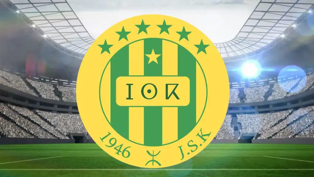 Logo de la JS Kabylie avec ambiance de stade vide.