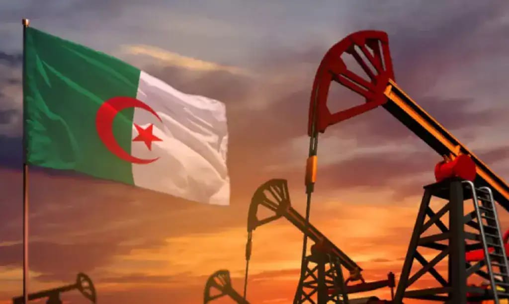 Pétrole et drapeau algérien lors d'une éruption pétrolière.