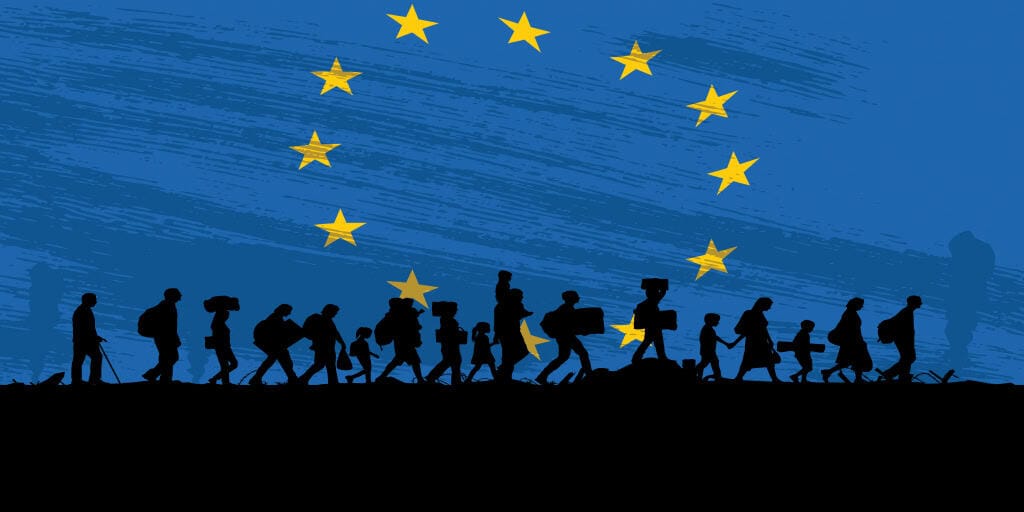 Silhouettes de migrants marchant sous le drapeau de l'Union européenne.