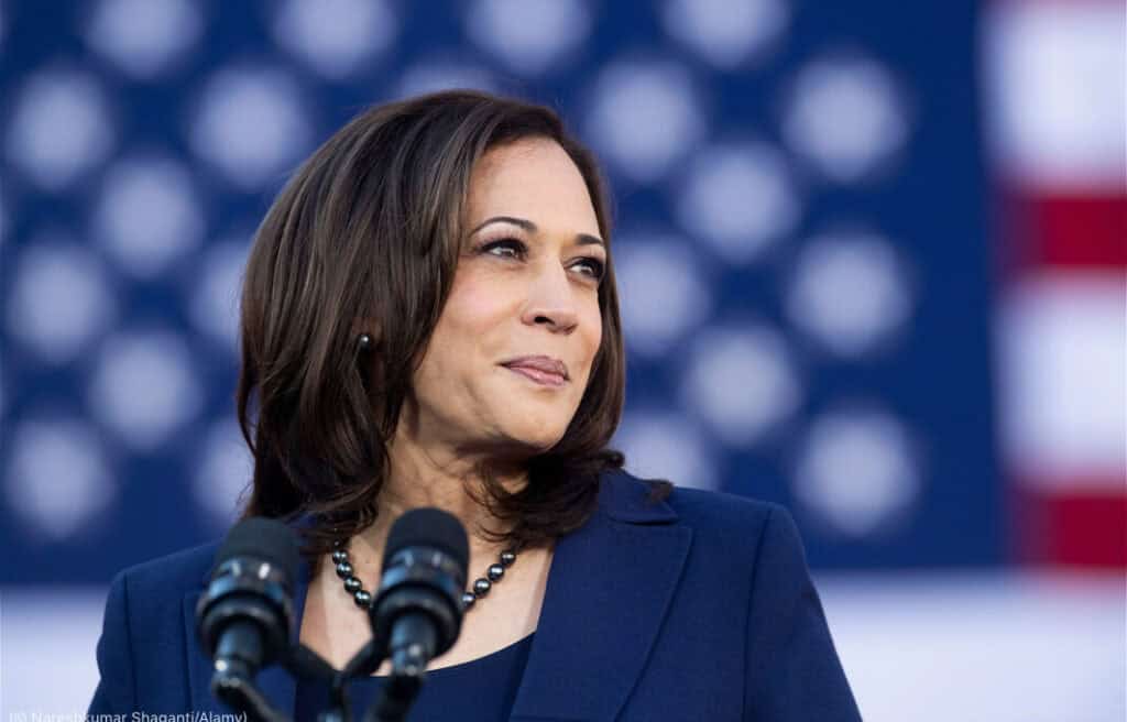 Kamala Harris s'exprimant lors d'une conférence politique.