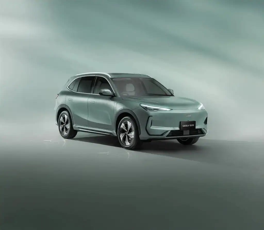 SUV électrique Geely en couleur vert pastel dans un studio minimaliste.