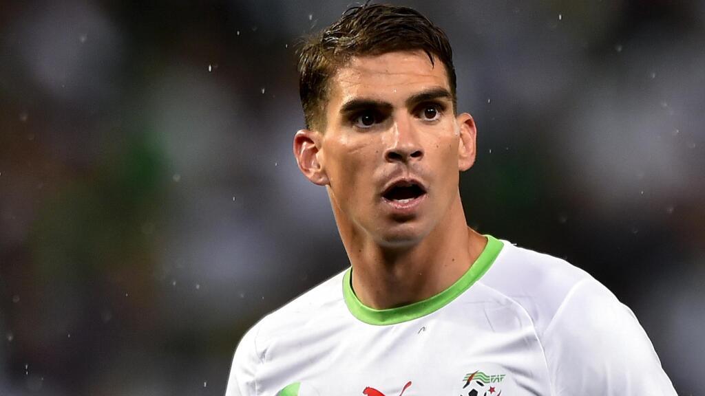 Cristiano Ronaldo en action lors d'un match de football sous la pluie.