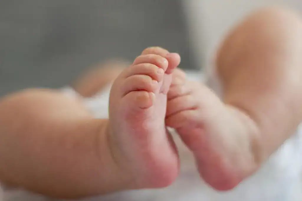 Pieds d'un nouveau-né, symbole de naissance et d'espoir.