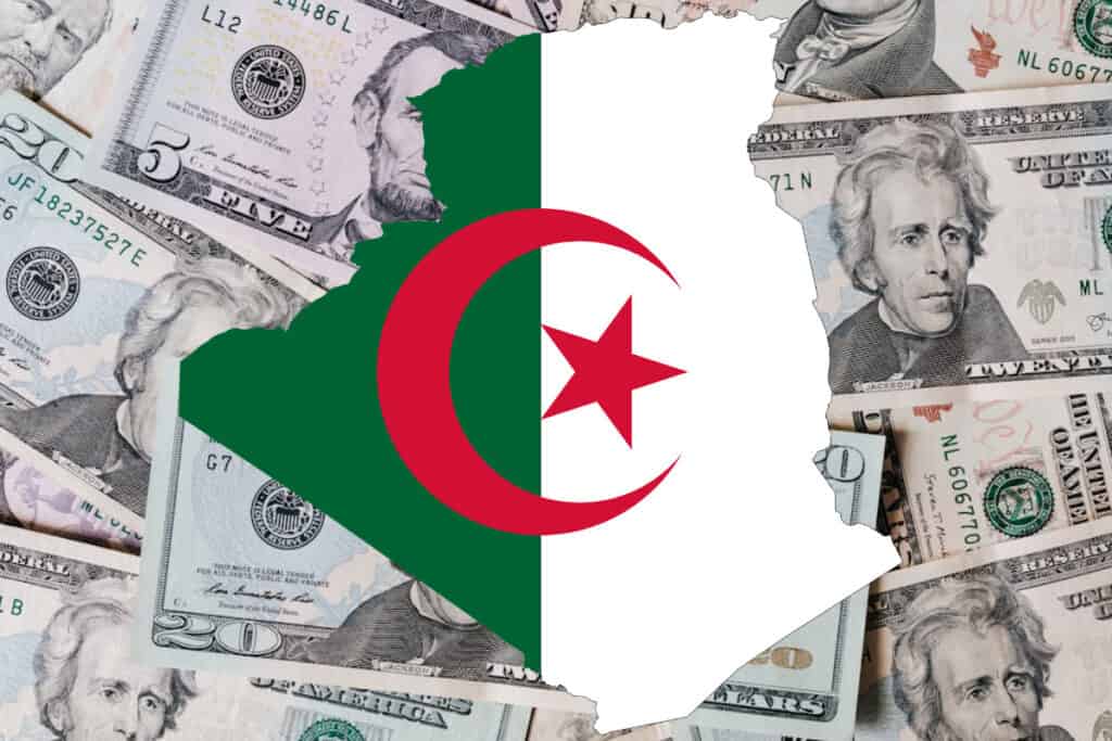 Drapeau algérien avec billets de dollar américain en arrière-plan.