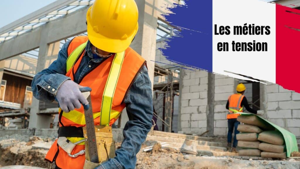Travailleur du bâtiment portant casque et gilet de sécurité sur un chantier.