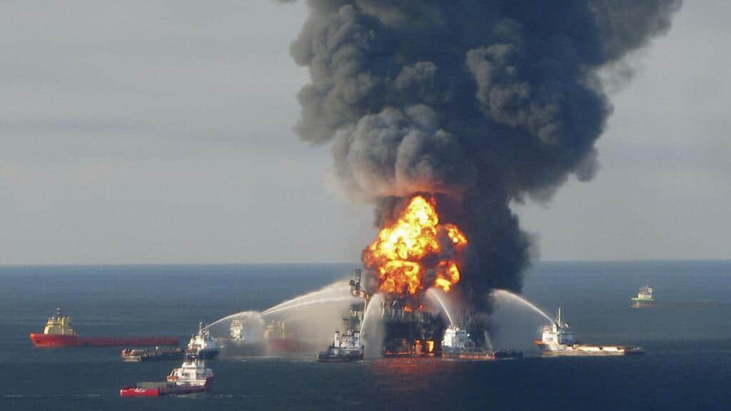Explosion en mer avec un feu intense et une grande fumée noire.