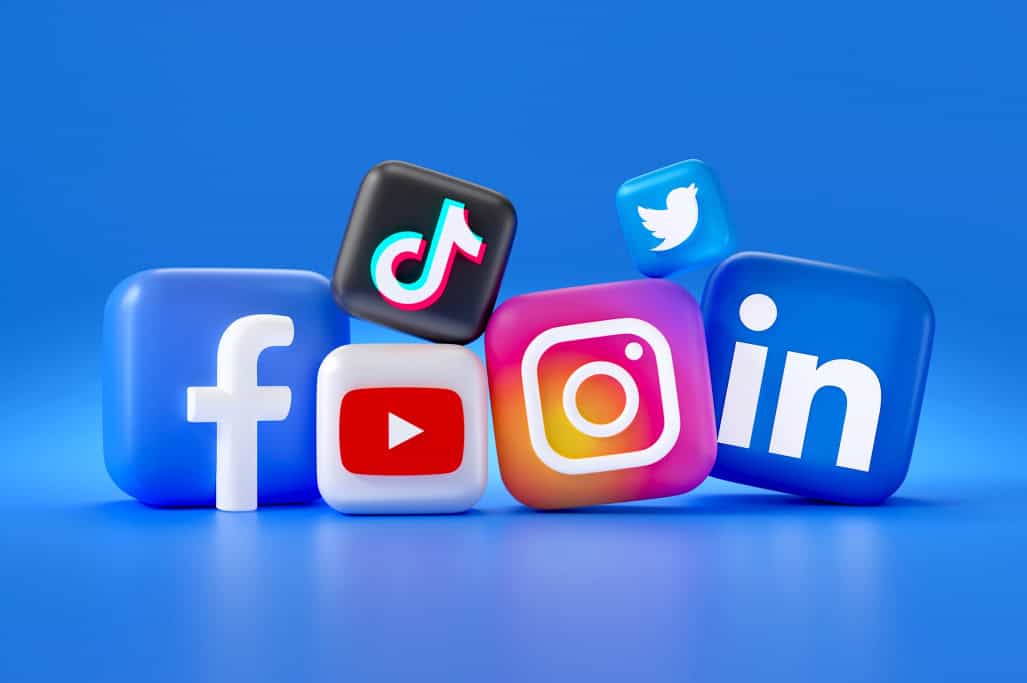 Icônes Facebook, Twitter, Instagram, TikTok, YouTube et LinkedIn.