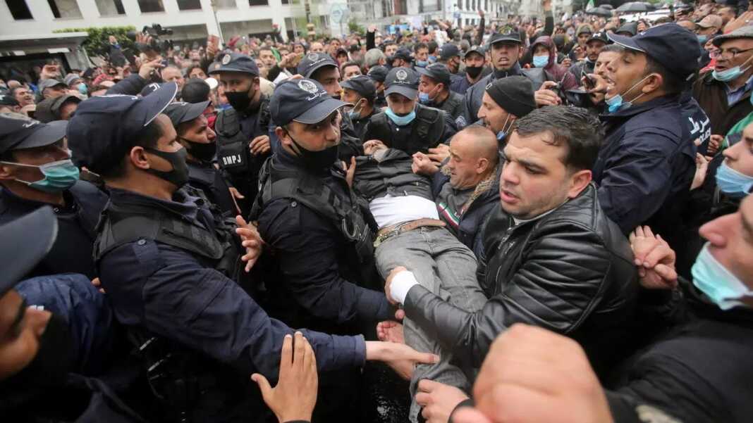 Échange tendu entre manifestants et policiers lors d'une manifestation au Maghreb.